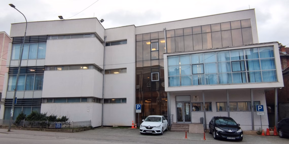 Prokuroria kërkon paraburgim për të arrestuarin, vodhi 21 mijë euro para, ari dhe çanta në Prizren