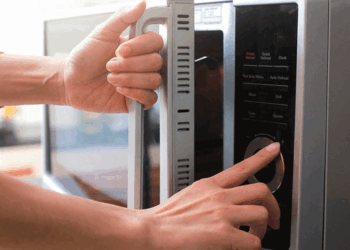 Pse nuk duhet ta ngrohni ushqimin për fëmijë në mikrovalë?