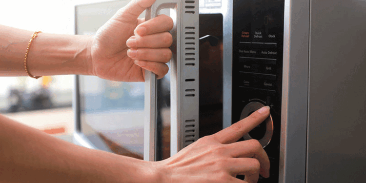 Pse nuk duhet ta ngrohni ushqimin për fëmijë në mikrovalë?