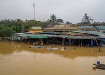 Të paktën 90 persona të vdekur nga përmbytjet në Vietnam