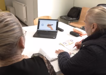 Pensionistet në bankat shkollore – Dy motra rikthehen në klasë për të mësuar shkrim e lexim