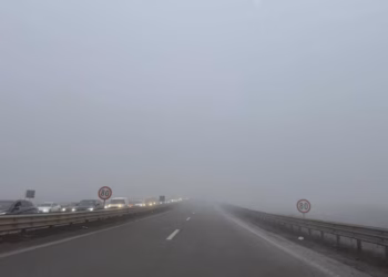 Policia apelon ngasësit për kujdes: Mjegulla paraqet rrezik