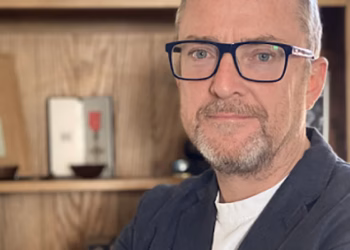 Intervista e plotë: Ade Clewlow flet për Tëvë1 rreth rolit të KFOR-it në Kosovë