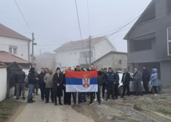 Kolonë e serbëve votojnë të organizuar me flamurin e Serbisë në Kosovë