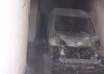 Digjet autoambulanca, dëmtohet edhe objekti i QMF-së në Rahovec