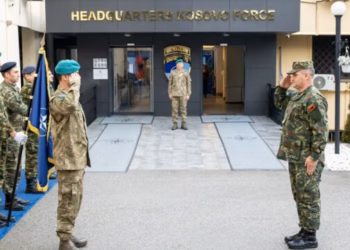 Komandanti i KFOR-it pret shefin e ushtrisë shqiptare, flasin për sigurinë në Kosovë e rajon