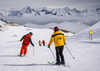 Si të shmangni lëndimet në sportet dimërore: 5 këshilla nga ortopedët