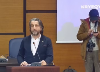 Rama thotë se Prishtina s’duhet të mbetet peng i kalkulimeve politike, VV ia “uron” koalicionin me PDK-në