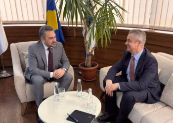 Ambasadori britanik viziton KQZ-në, impresionohet me profesionalizmin