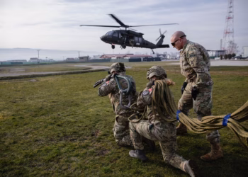 Ushtarët e KFOR-it zhvillojnë trajnim për transport me litar në Kampin Novosellë