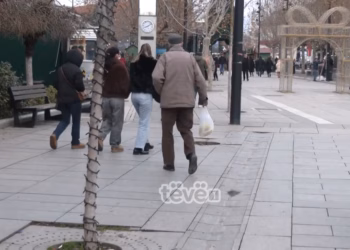 “Fëmija edhe plaku gëzohen njësoj”- ndahen edhe këtë vit nga 100 euro për pensionistët dhe fëmijët