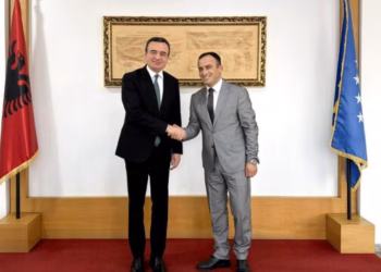 Kurti shkon në Obiliq, e uron Halil Thaçin për detyrën e re: Kryetari i ri ka nisur punën për ringjalljen e qytetit