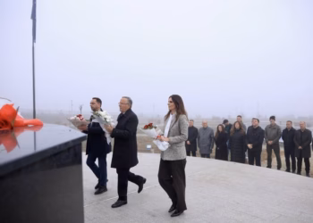 Hamza bën homazhe në Skenderaj në 27-vjetorin e rënies së Mujë Krasniqit