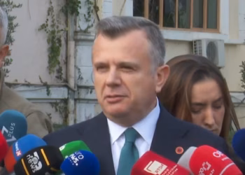 Balla pas kaosit në Kuvend: Sa herë Kosova ka një festë, Saliu bën një dëm në Shqipëri