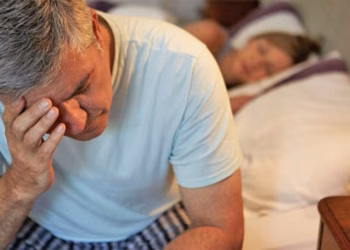 Të fjeturit më pak se gjashtë orë gjumë natën, rrit rrezikun e demencës me 30%