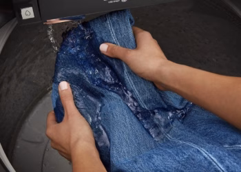 Si ta parandaloni shfaqjen e njollave të bardha në rroba pas larjes?