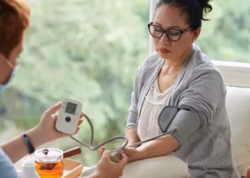 Kur temperatura bie, presioni rritet: Këshilla për ta përballuar dimrin me hipertension