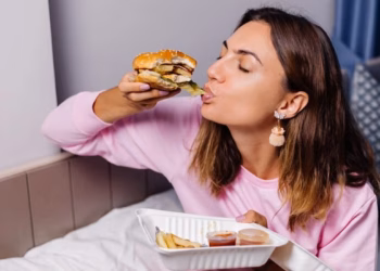 Pse stresi na shtyn drejt ushqimit të yndyrshëm?