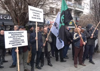 “Po bëjnë hajgare me neve”, punëtorët e KEK-ut protestojnë për rritje pagash