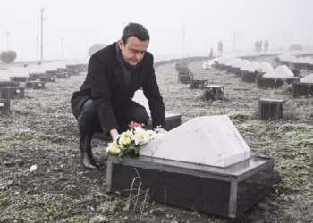 Kurti nderon Mujë Krasniqin dhe 40 bashkëluftëtarët e tij në përvjetorin e rënies