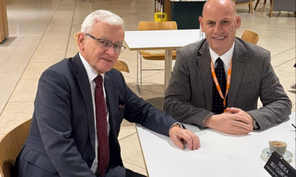 Lladrovci në Londër takon deputetin britanik Martin Vickers, diskutohet bashkëpunimi lokal dhe binjakëzimi i komunave