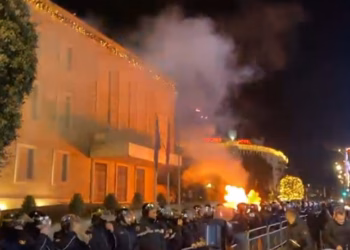 Protesta e opozitës në Shqipëri, hidhen molotovë drejt godinës së kryeministrisë