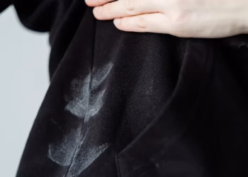 Si të parandaloni njollat e bardha në rroba pas larjes?