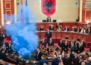 Deputetët e opozitës në Shqipëri pezullohen për 30 ditë pas shkaktimit të trazirave në Kuvend