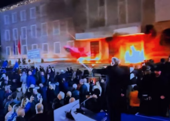 Lëndohen dy policë, një fotograf e një protestues në protestën e opozitës në Tiranë