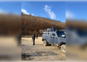 Policia nuk lejon hyrjen e veturave nga Serbia në Kosovë përmes pikës zero në Bërnjak