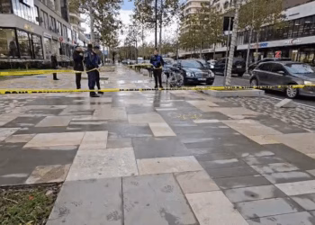 U rrëzua në trotuar, humb jetën 50-vjeçarja në Vlorë