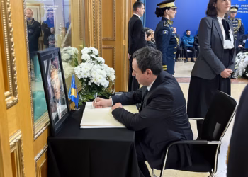 Kurti bën homazhe për Nexhat Dacin dhe nënshkruan në Librin e Zi