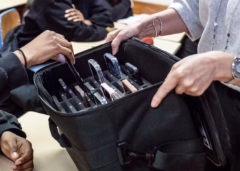 Ligjvënësit francezë miratojnë ndalimin e rrjeteve sociale për fëmijët nën 15 vjeç