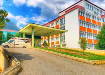 Spitali i Pejës: Gjendja e edukatores së goditur nga nxënësi është stabile