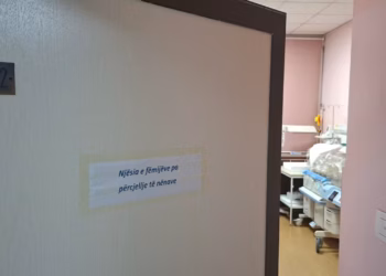 Kur të qarat e të vegjëlve përplasen me muret e QKUK-së