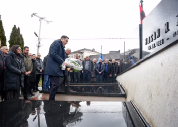 Abdixhiku bën homazhe në 23 vjetorin e vrasjes së Tahir Zemajt