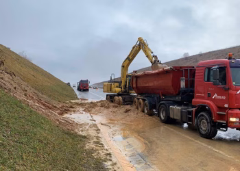 Reshjet e shiut dëmtojnë rrugë dhe ura në disa zona, Policia apelon shoferët për vozitje të kujdesshme