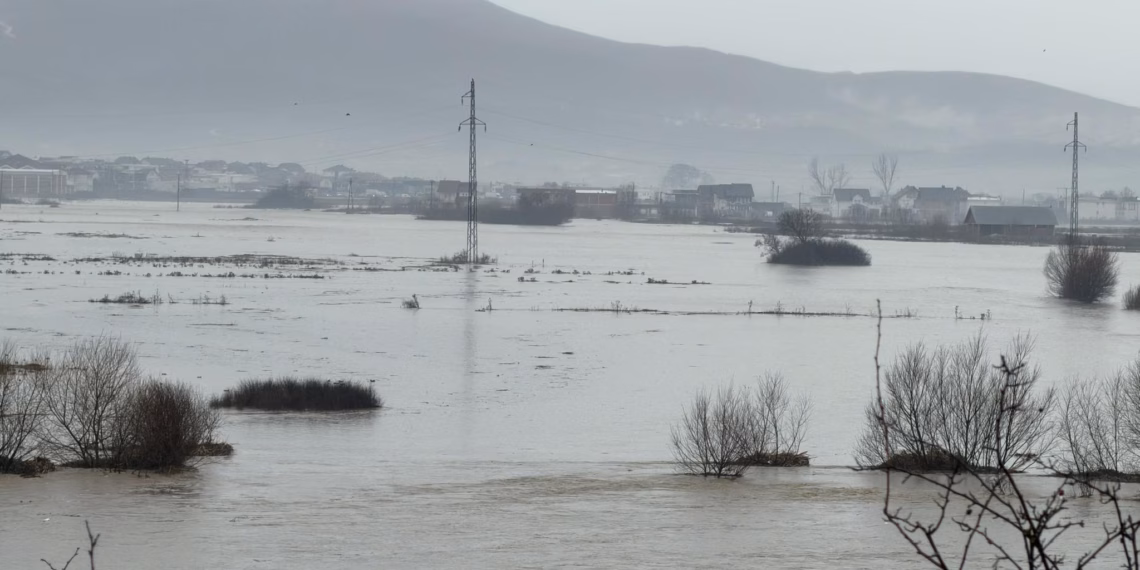 Vërshime në Drenas – rrugë të bllokuara, familje të evakuara dhe ndërprerje të rrymës