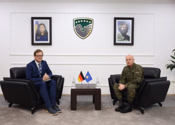 Jashari takohet me Bottcher, diskutojnë për situatën aktuale të sigurisë dhe zhvillimin e FSK-së