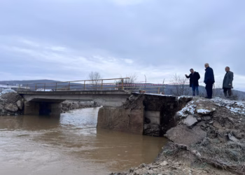 Ura në Gjurgjevik e dëmtuar nga përmbytjet, Zenun Elezaj inspekton terrenin