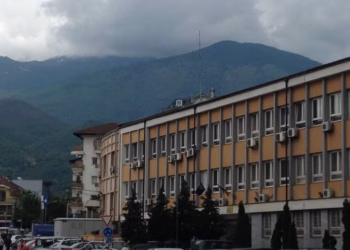 Një muaj paraburgim për të dyshuar për plagosjen e trefishtë në Deçan