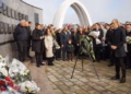 Zëvendësshefi i Ambasadës së SHBA-së, Josh Peterson, bën homazhe në Reçak në 27-vjetorin e masakrës