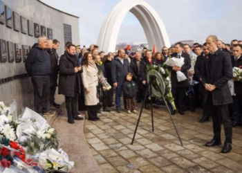 Zëvendësshefi i Ambasadës së SHBA-së, Josh Peterson, bën homazhe në Reçak në 27-vjetorin e masakrës