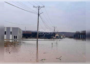 Mbyllet për qarkullim rruga në Sojev për shkak të grumbullimit të ujit