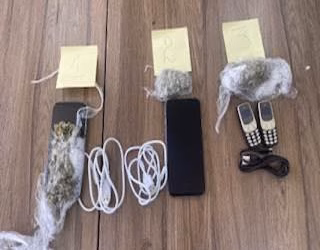 Kontrabandë në Qendrën e Paraburgimit në Mitrovicë, konfiskohen telefona dhe drogë