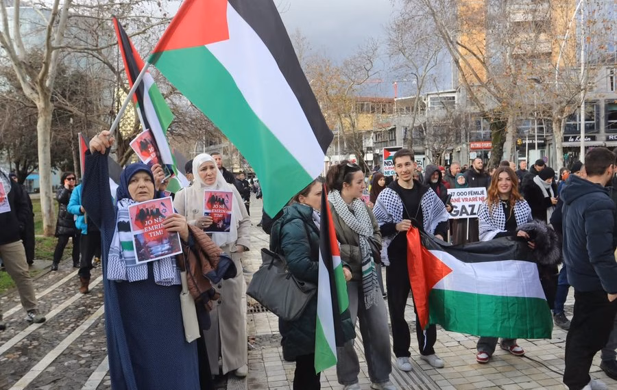 “Jo në emrin tim” – Në Shqipëri protestohet në mbështetje të Palestinës e kundër vizitës së Ramës në Izrael