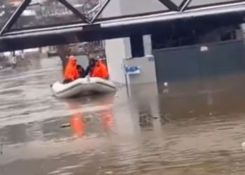 ​Shpëtohen pesë familje të ngujuara nga vërshimet në lagjen “2 Korriku” në Mitrovicë