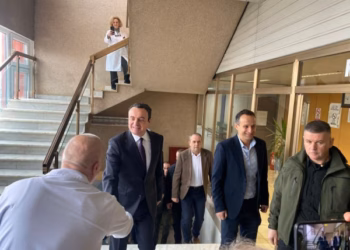 ​Kurti dhe Vitia vizitojnë Odën e Mjekëve