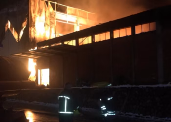 Zjarr i madh në një fabrikë në Gjakovë, policia jep detaje