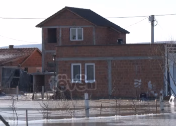 “As çorapet e fëmijëve nuk kam mujt me i marrë” – banorët e ‘Lagjës 28’ që një javë pa shtëpi